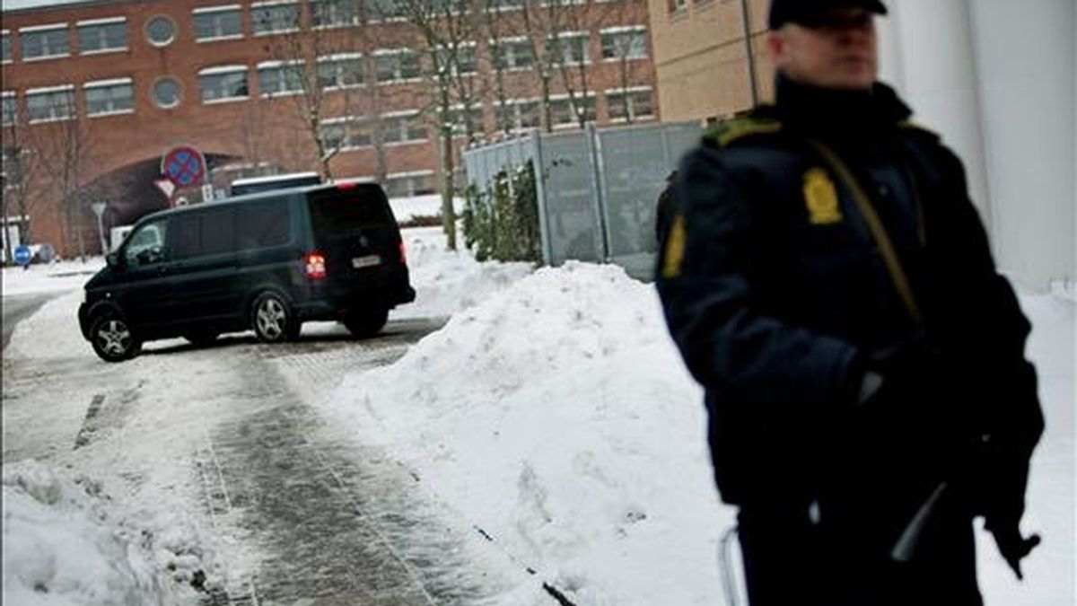 Un policía vigila la sede de la corte de Glostrup, en Copenhague (Dinamarca), el 30 de diciembre de 2010. Los tres principales sospechosos de planear un atentado contra el diario danés "Jyllands-Posten", detenidos ayer en Dinamarca, negaron hoy todos los cargos en un primer interrogatorio. EFE Un policía vigila la sede de la corte de Glostrup, en Copenhague (Dinamarca), el 30 de diciembre de 2010. Los tres principales sospechosos de planear un atentado contra el diario danés "Jyllands-Posten", detenidos ayer en Dinamarca, negaron hoy todos los cargos en un primer interrogatorio. EFE