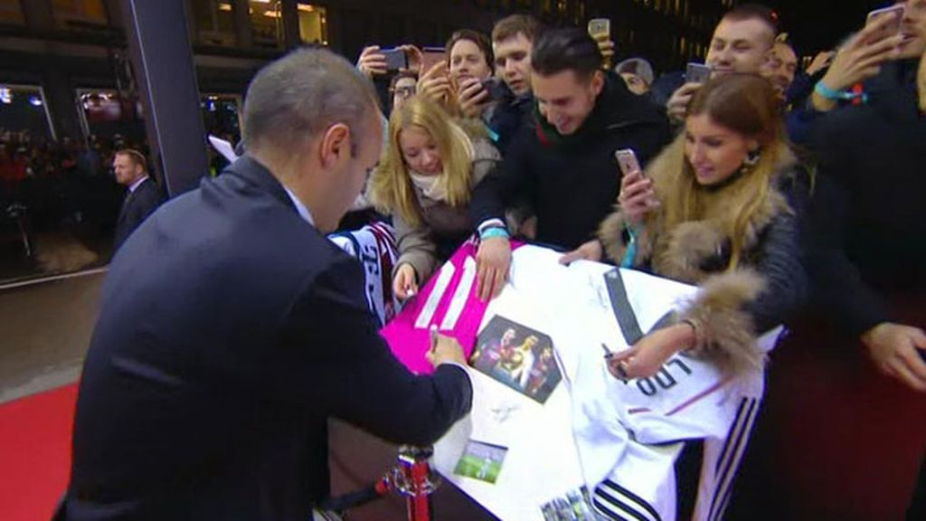 El lío de las camisetas: Eto'o firmando una del Madrid, Ramos una del Bayern…