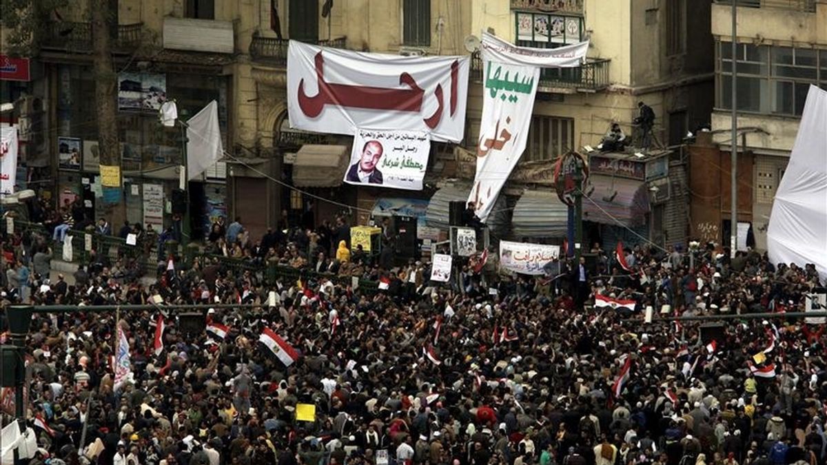 Manifestantes en la Plaza Tahrir en El Cairo, Egipto, este 7 de febrero. Se cumple hoy el décimo cuarto día del movimiento popular que pide la dimisión del presidente Hosni Mubarak. EFE
