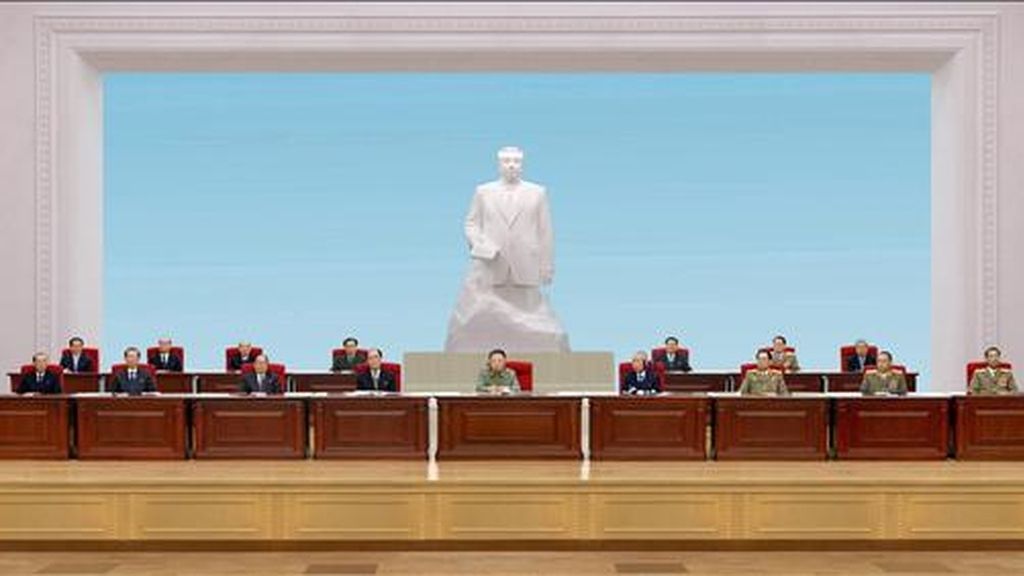 Fotografía facilitada por la Agencia Central de Noticias de Corea del Norte que muestra al líder norcoreano Kim Jong-il (c) al asistir hoy a una convención del Partido de los Trabajadores de Corea del Norte, la primera en sus 30 años de existencia en Pyongyang,. Fotografía facilitada por la Agencia Central de Noticias de Corea del Norte que muestra al líder norcoreano Kim Jong-il (c) al asistir hoy a una convención del Partido de los Trabajadores de Corea del Norte, la primera en sus 30 años de existencia en Pyongyang,.