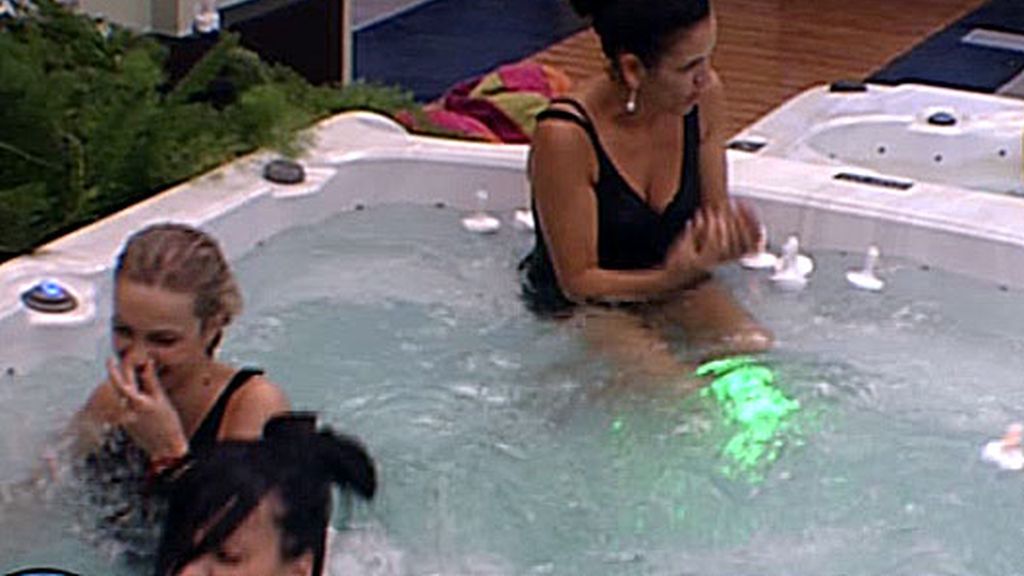 Las chicas estrenan el jacuzzi de GH12