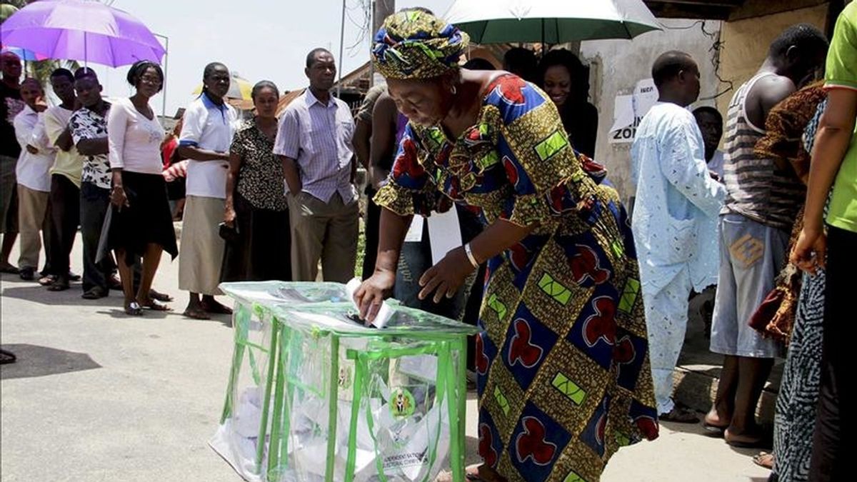 Nigerianos votan en un colegio electoral de Lagos, Nigeria. EFE