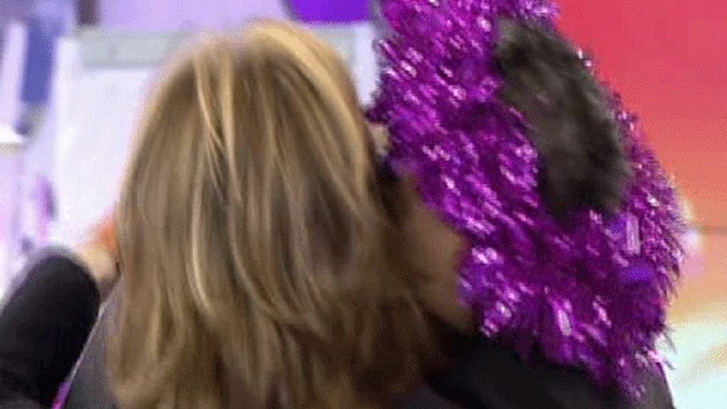 Kiko pilla cacho con Mila, Terelu y Lydia