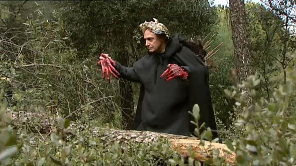 Chema se disfraza de monstruo para asustar a Luisma y a Machu