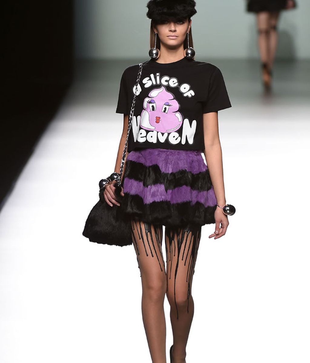 Tejidos metalizados, plastificados y silueta urbana