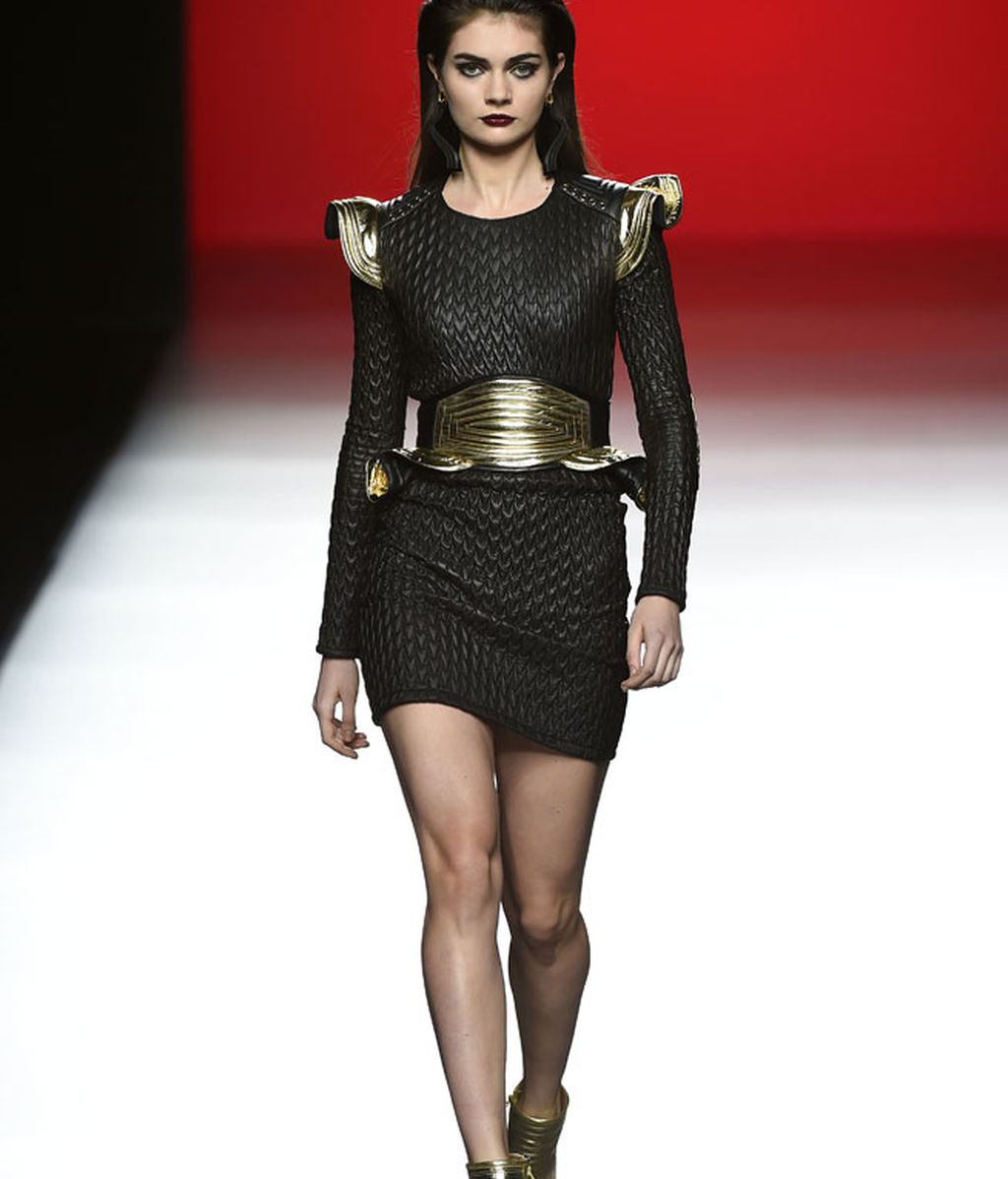 Las moteras más sexies se suben a la pasarela