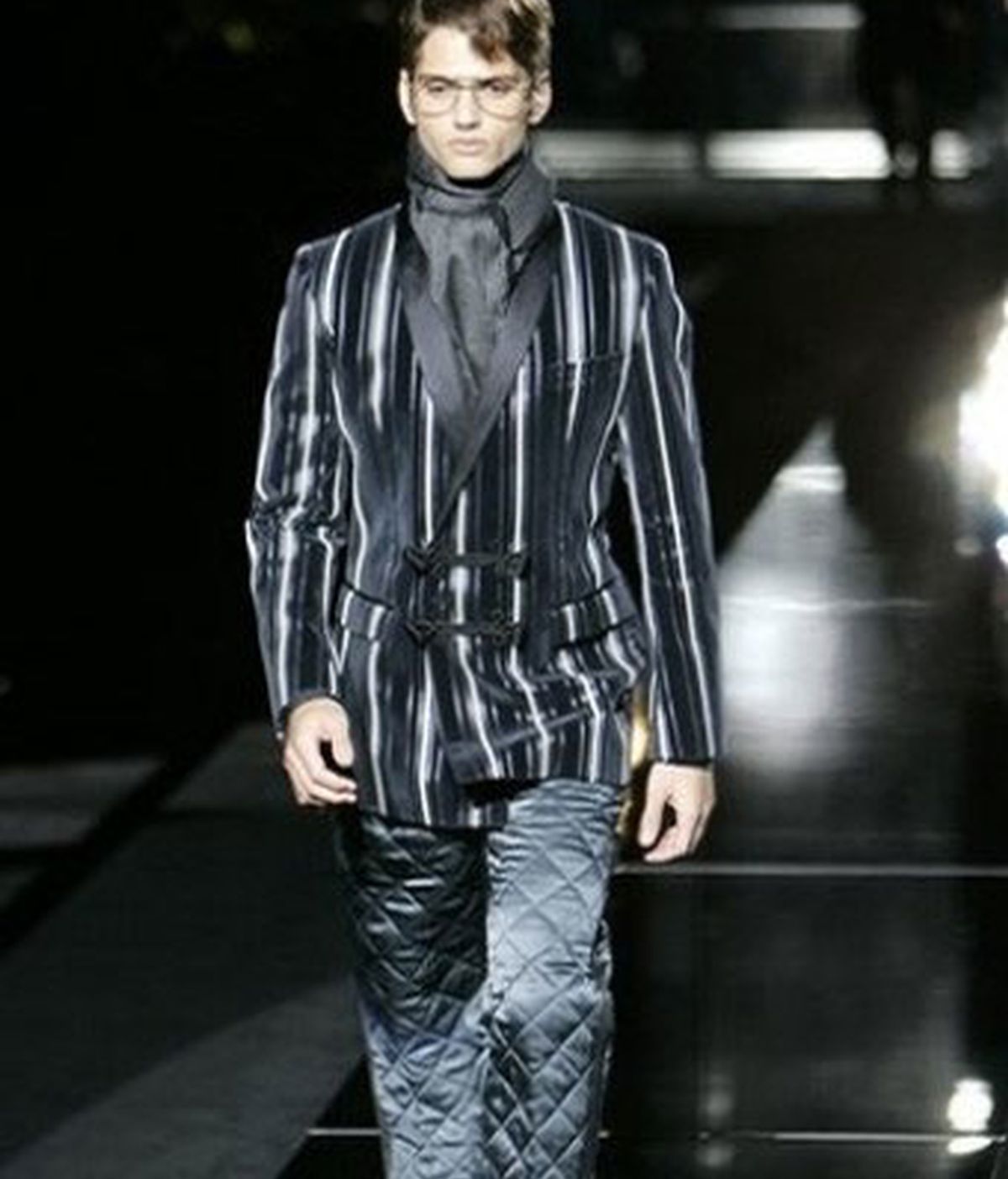 Un modelo desfila con los pantalones de la discordia en la Semana de la Moda de Milan. Foto: AP