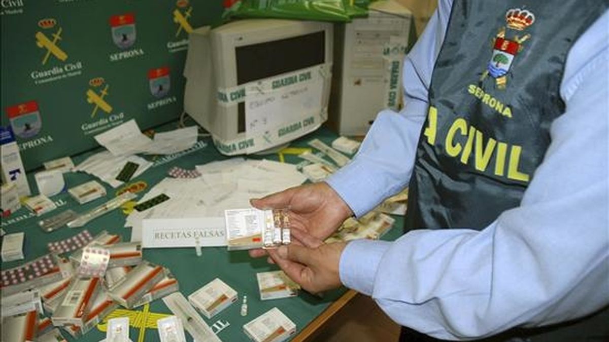 Un agente de la Guardia Civil muestra parte del material incautado en una operación de venta de anabolizantes. EFE/Archivo