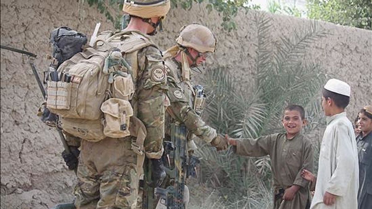 Dos militares de la ISAF (Fuerza Internacional de Asistencia a la Seguridad), conversan con un grupo de menores en Nad e Ali durante la Operación Tor Shezada en Helmand (Afganistán). La operación conjunta del ISAF y el Ejército afgano contra los insurgentes, tendrá lugar desde Sayedebab al sur de Nad E Ali en la provincia de Helmand. EFE/CPL Joe Blogs/Ministerio Británico de Defensa