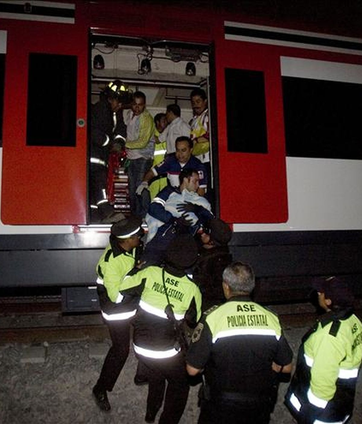 El accidente entre dos trenes de pasajeros, ocurrió la noche del sábado en el tramo San Rafael-Lechería, en el estado de México, vecino a la capital mexicana. EFE