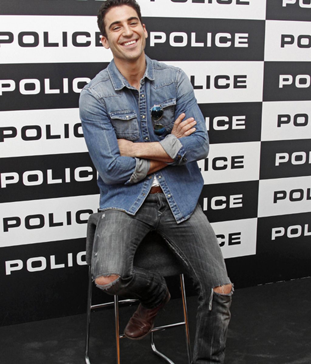 El actor Miguel Ángel Silvestre se pone gafas