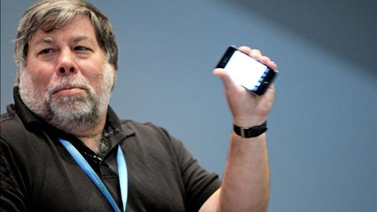 El ingeniero estadounidense Steve Wozniak, uno de los fundadores de Apple, durante la conferencia magistral que ha ofrecido este mediodía y que supone la inauguración oficial de la decimocuarta edición de la Campus Party de Valencia. EFE