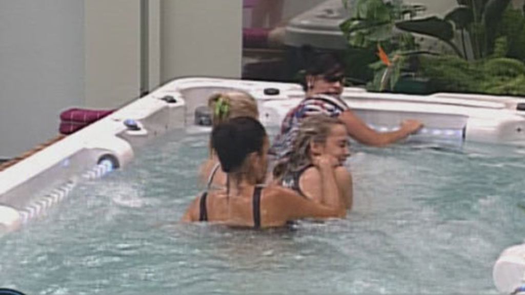 Las chicas estrenan el jacuzzi de GH12