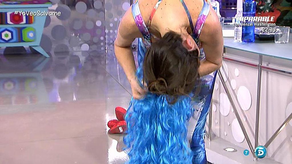 Imita a la exconcursante de 'SV' e incluso 'baila' y 'canta' con ella