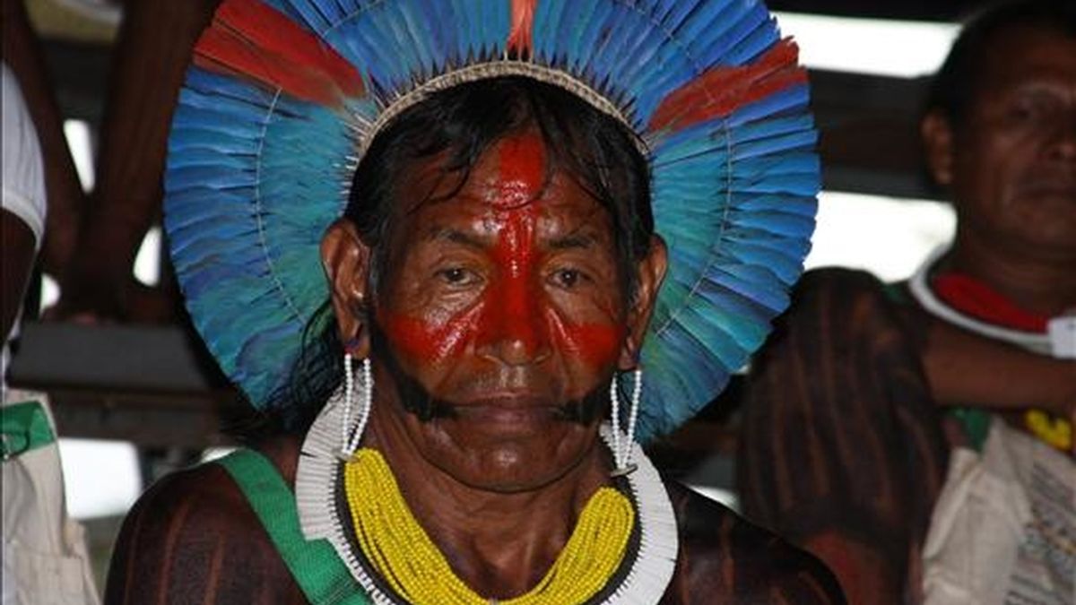 Un indígena de la étnia Kayapó durante su participación en uno de los debates sobre demarcación de tierras indígenas en la Amazonía el 30 de enero pasado, en el campus de la Universidad Rural de Pará, en Belén (Brasil), en el Foro Social Mundial. EFE