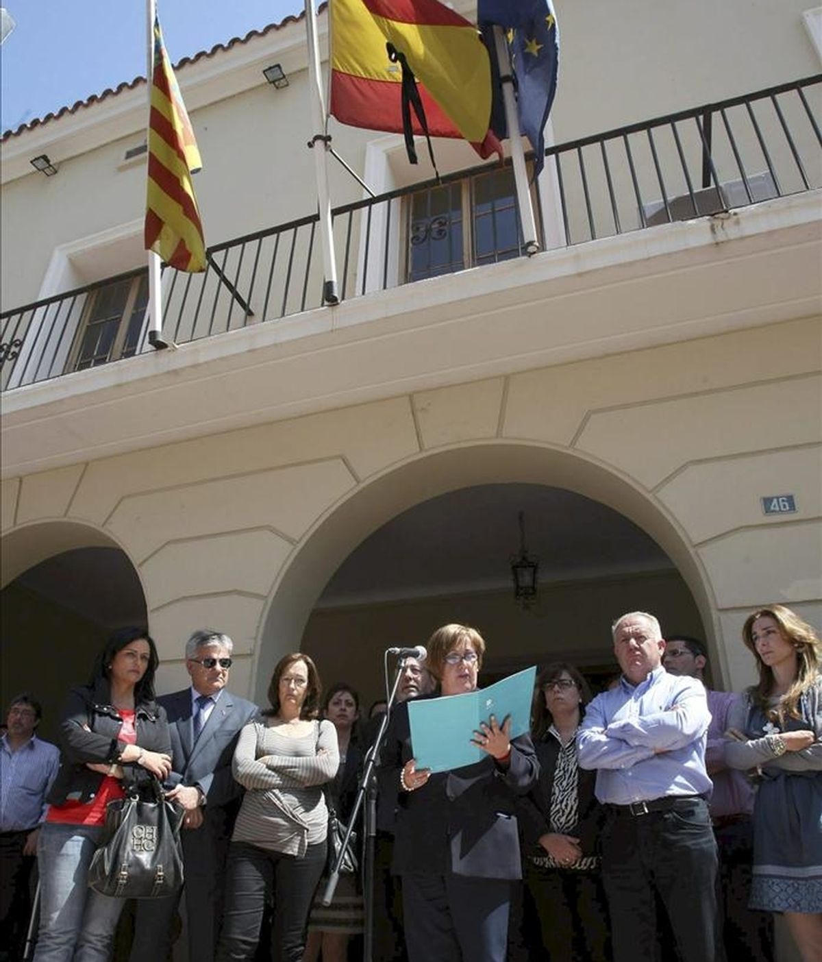 La alcaldesa de Mutxamel (Alicante), Asunción Llorens, durante la lectura de un manifiesto contra la violencia machista que tuvo lugar en el acto de repudio por la muerte ayer de Mireia Roma Blasco, supuestamente, a manos de su marido. EFE
