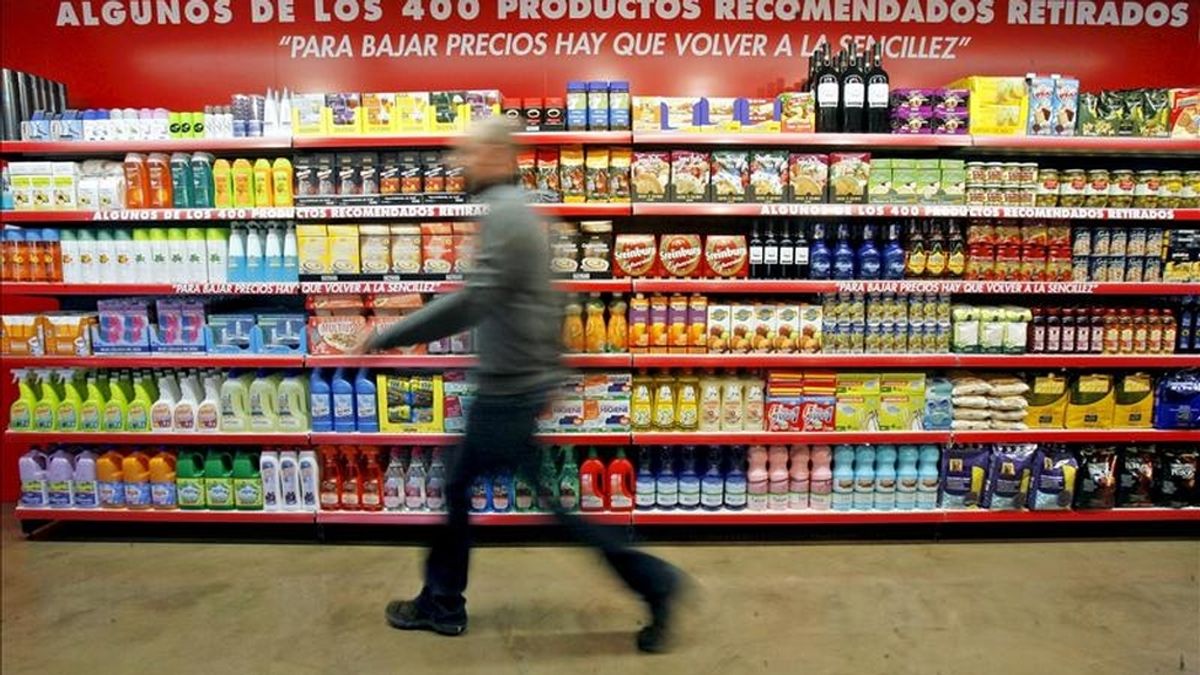 Un hombre pasa ante un lineal lleno de algunos productos de una cadena de supermercados. EFE/Archivo