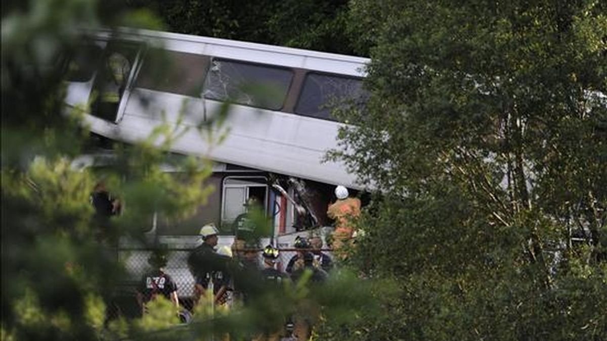 Bomberos realizan labores de rescate de víctimas después de que dos trenes colisionaron en Washington DC (EE.UU.). Video: Atlas