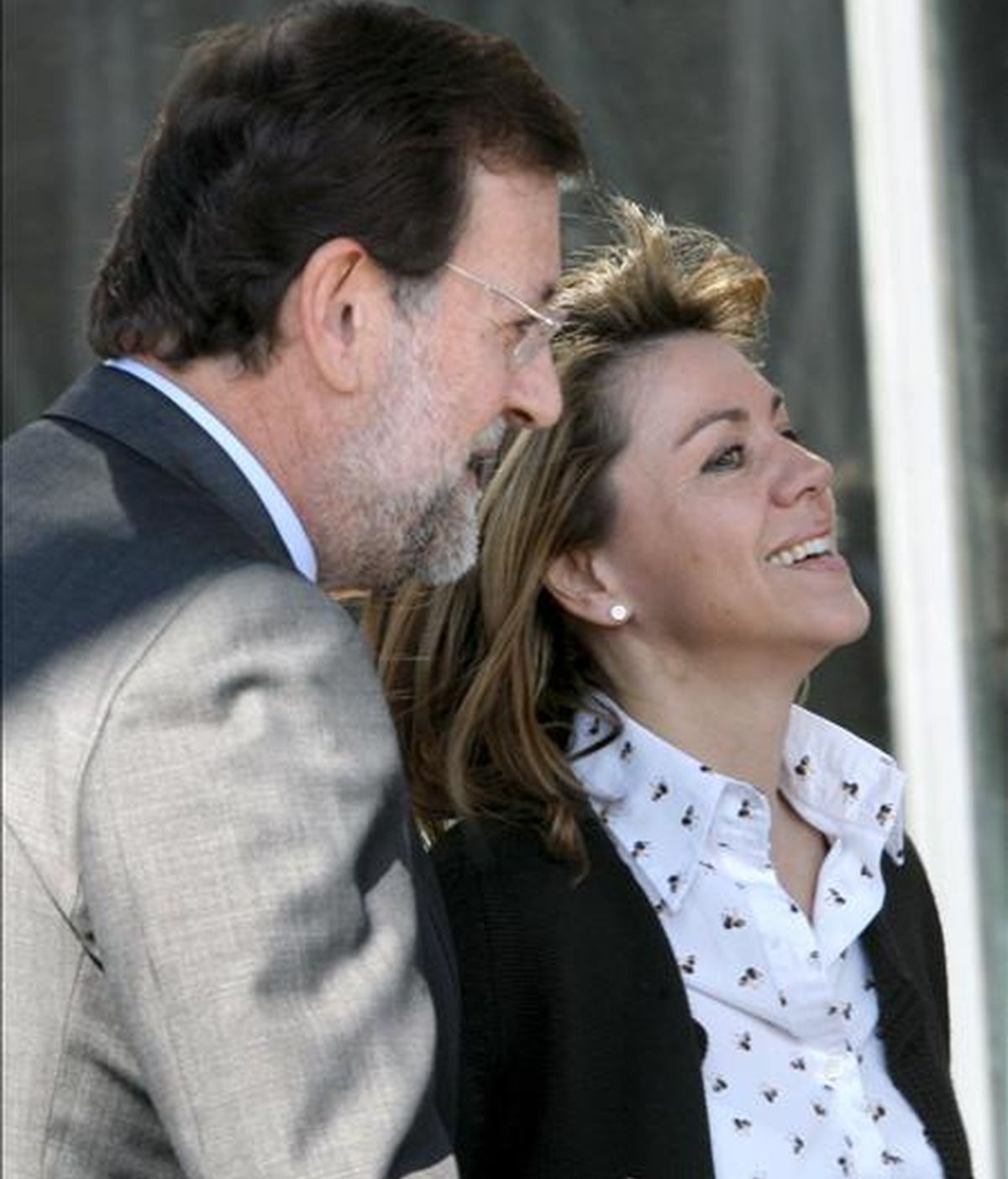 En la imagen, el líder del PP, Mariano Rajoy, junto a la secretaria general del partido, María Dolores de Cospedal, a su llegada a la reunión de la Junta Directiva del Partido Popular. EFE/Archivo