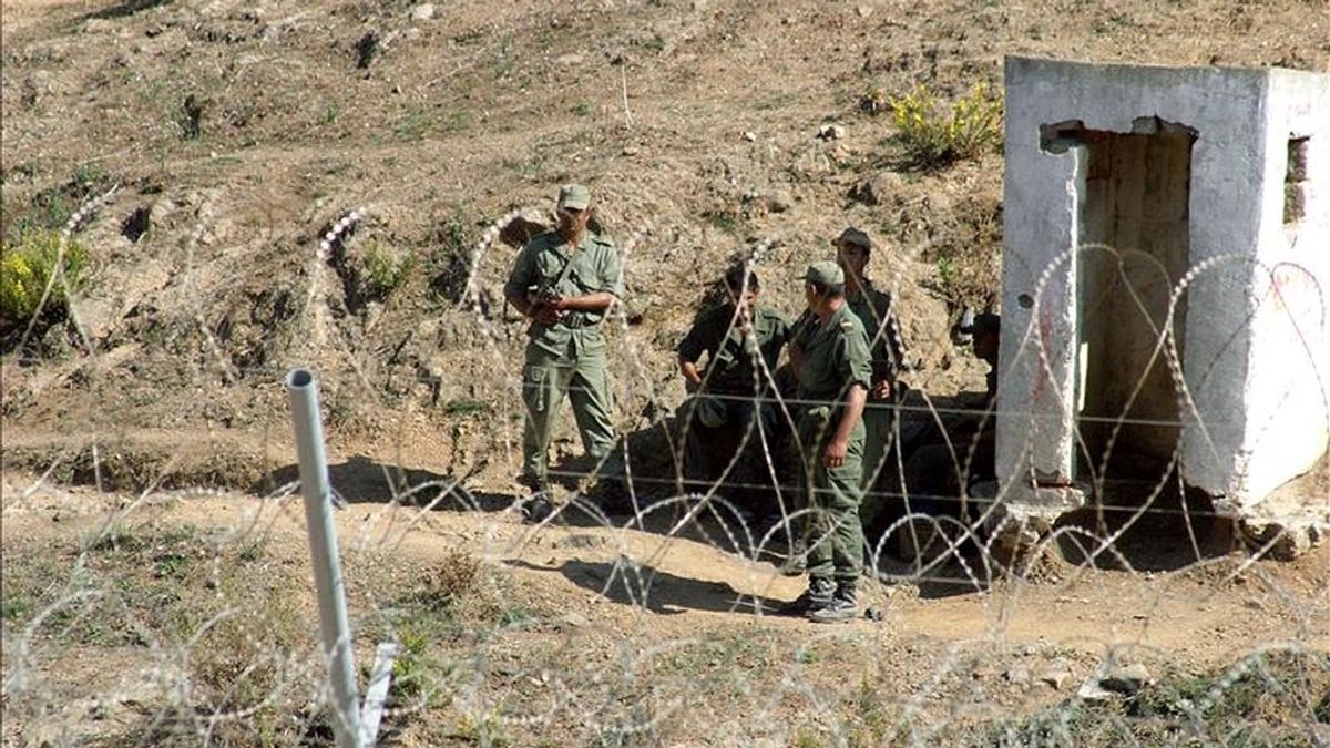 Un grupo de soldados marroquíes vigilan el perímetro fronterizo entre Ceuta y Marruecos. EFE/Archivo