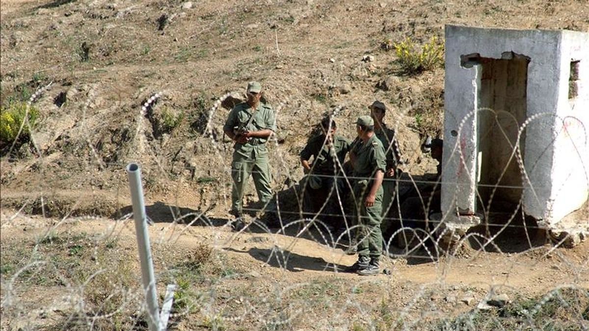 Un grupo de soldados marroquíes vigilan el perímetro fronterizo entre Ceuta y Marruecos. EFE/Archivo Un grupo de soldados marroquíes vigilan el perímetro fronterizo entre Ceuta y Marruecos. EFE/Archivo