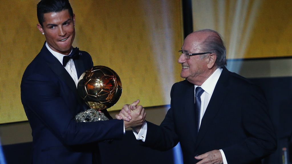 Cristiano Ronaldo recoge el galardón como mejor jugador del año de la mano de Blatrer Cristiano Ronaldo recoge el galardón como mejor jugador del año de la mano de Blatrer