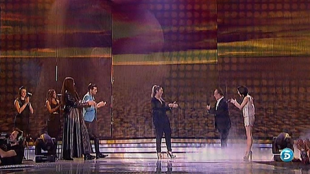 Leona Lewis canta en el escenario de 'La Voz' junto a los artistas elegidos