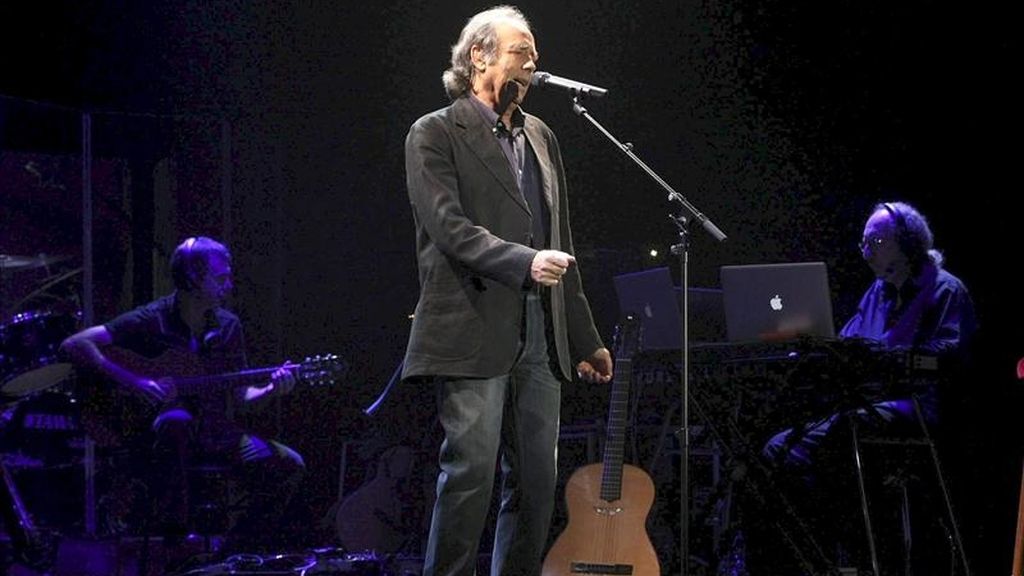 El cantautor afirmó que guarda "recuerdos cariñosos de gente querida" y "muy cercana", pero también "muy dolorosos con relación con los jesuitas y toda la gente que sufrió en el país y murió por El Salvador". EFE/Archivo El cantautor afirmó que guarda "recuerdos cariñosos de gente querida" y "muy cercana", pero también "muy dolorosos con relación con los jesuitas y toda la gente que sufrió en el país y murió por El Salvador". EFE/Archivo