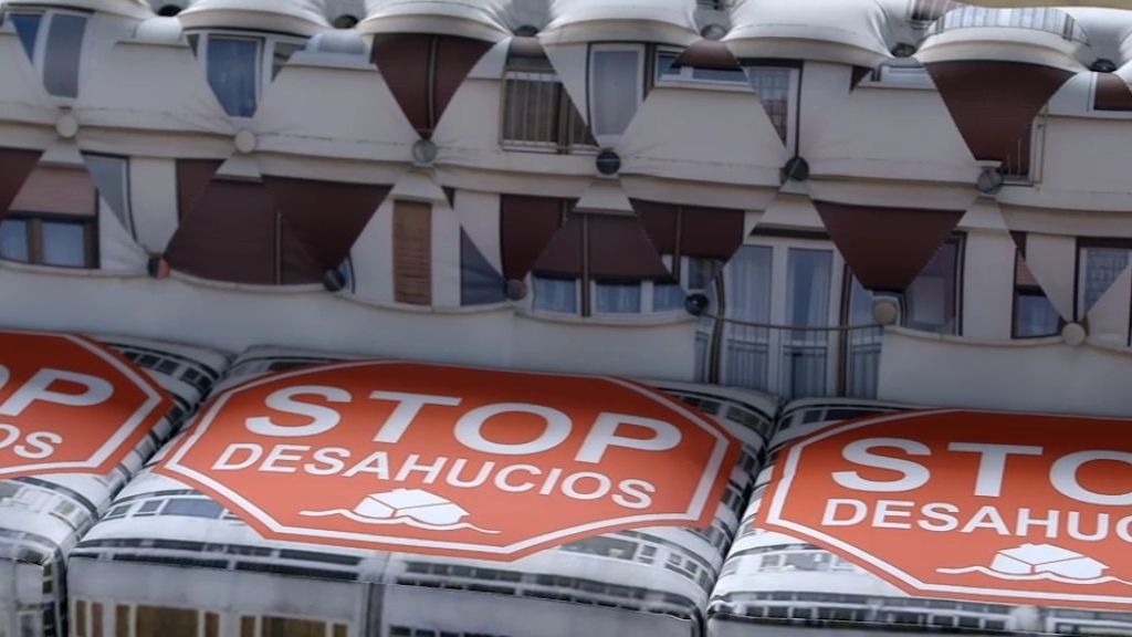 Ada Colau y Risto charlan debajo de un puente