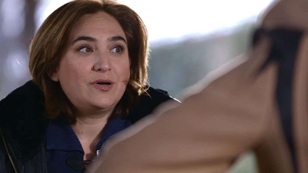 Ada Colau y Risto charlan debajo de un puente