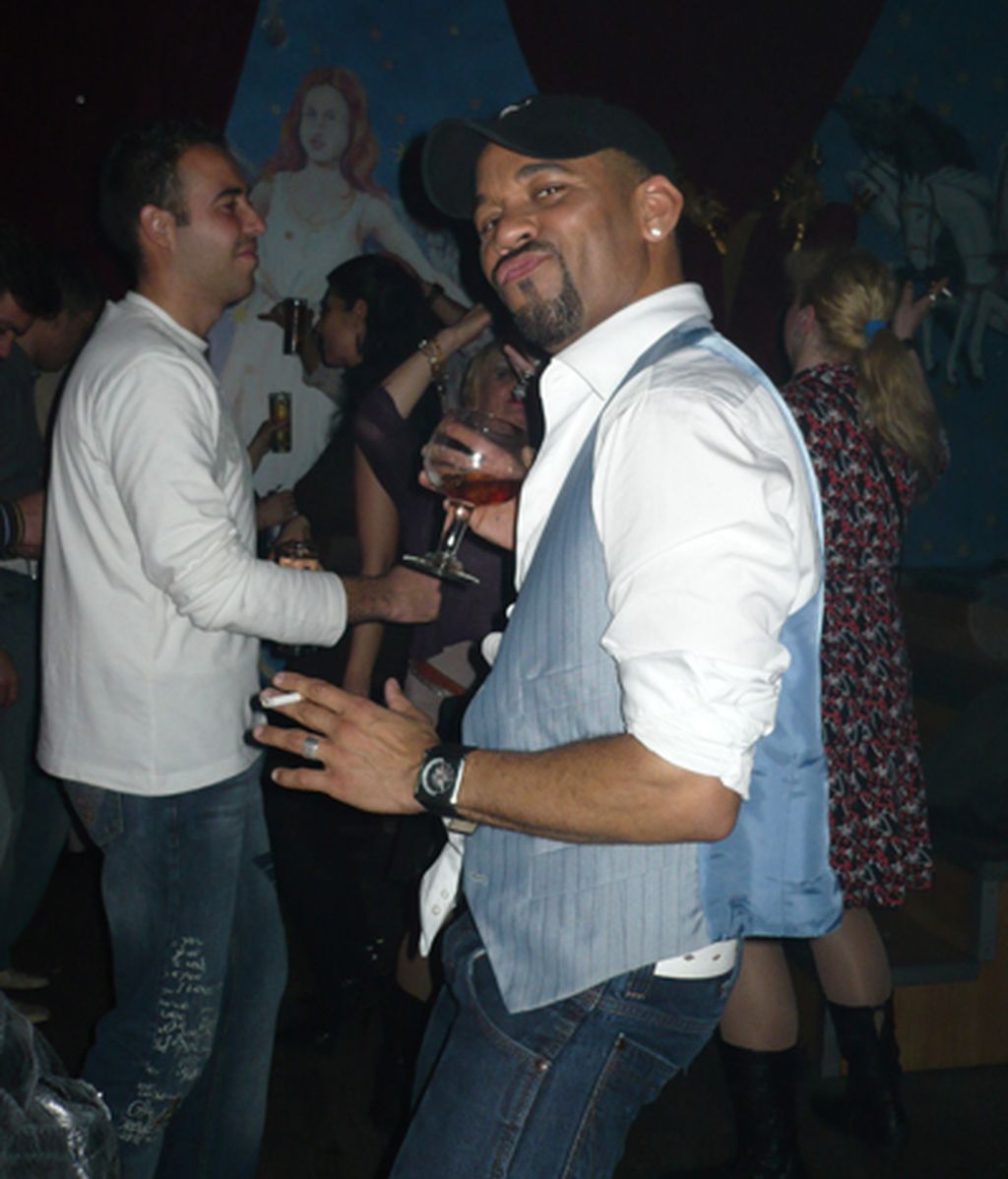Chipper, muy animado, en la discoteca