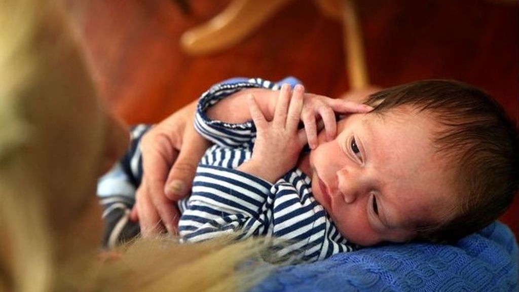 Muere un bebé de dos meses que vivía en un coche con sus padres