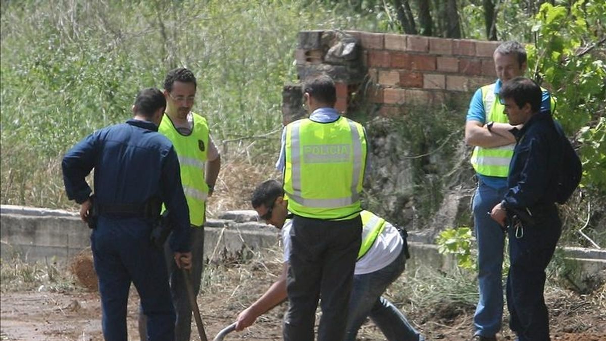 Efectivos de los Mossos d'Esquadra con perros adiestrados y un georadar, durante las labores de búsqueda en un huerto de Ramón Laso, detenido en Els Pallaresos en marzo pasado, de los cuerpos de su exmujer, Julia Lamas, y de su excuñado, Maurici Font, desaparecidos en octubre del 2009. EFE/Archivo