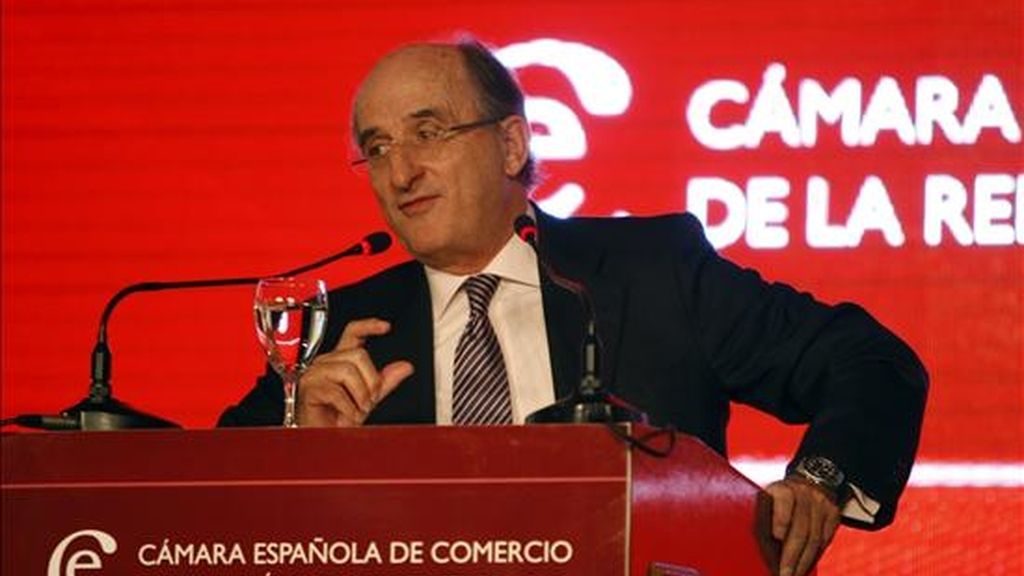 El presidente del grupo español Repsol, Antonio Brufau, recibe distinción en Buenos Aires (Argentina) como "Empresario del año 2010" por la Cámara Española de Comercio de la República Argentina (CECRA), que preside Guillermo Ambrogi. EFE El presidente del grupo español Repsol, Antonio Brufau, recibe distinción en Buenos Aires (Argentina) como "Empresario del año 2010" por la Cámara Española de Comercio de la República Argentina (CECRA), que preside Guillermo Ambrogi. EFE