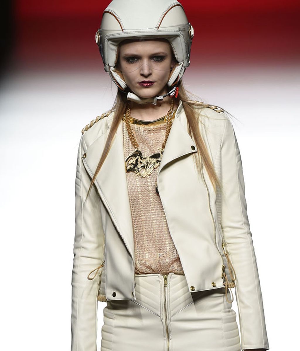 Las moteras más sexies se suben a la pasarela