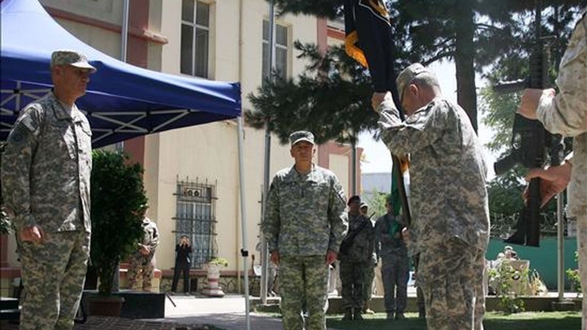 El nuevo jefe de la Fuerza Internacional de Asistencia a la Seguridad (ISAF), el general estadounidense David Petraeus (c), participa en la ceremonia de cambio de mando celebrada ayer en el cuartel general de la organización en Kabul, Afganistán. EFE