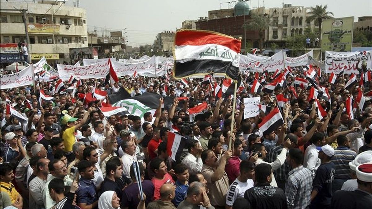 Iraquíes se manifiestan para exigir reformas políticas, la mejora de los servicios públicos y la salida de las tropas estadounidenses del país, en el barrio de Al-aadhamiyah, al norte de Bagdad. EFE