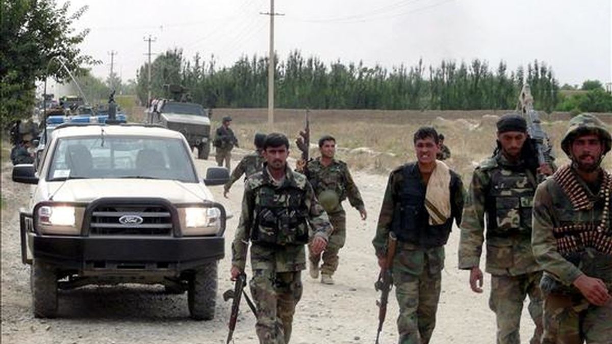 Varios soldados afganos participan en una operación de búsqueda de militantes talibanes en Kunduz, norte de Afganistán, ayer. Cuatro supuestos talibanes y un soldado del Ejército afgano han muerto en un combate registrado en la tradicionalmente tranquila provincia de Kunduz, informó hoy martes 16 de junio una fuente oficial. EFE