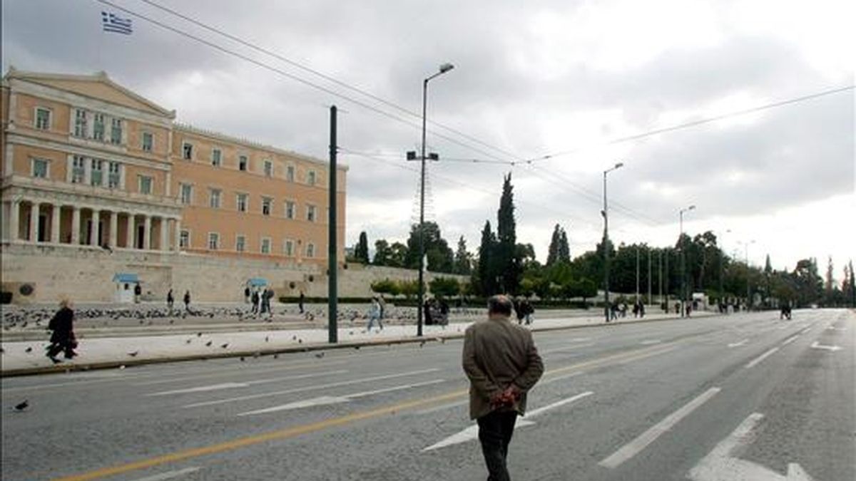 Las calles normalmente bulliciosas aledañas al edificio del parlamento en el centro de Atenas, se ven inusualmente vacías debido a una huelga general en Grecia, en el año 2006. EFE/Archivo