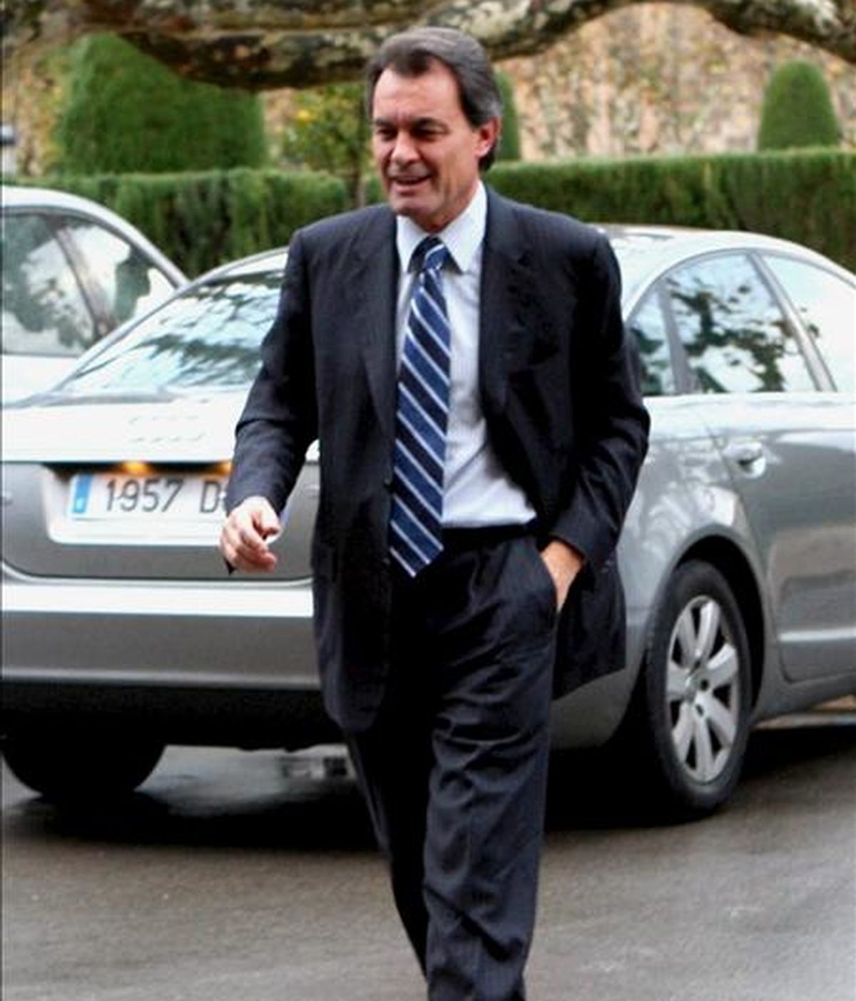 La Generalitat cerrará el ejercicio económico de 2010 con un déficit entre un 0,7% y un 0'9% por encima del objetivo de estabilidad presupuestaria, y con una deuda total de esta administración, incluidos sus organismos y entidades dependientes, de 40.607 millones de euros. EFE/Archivo La Generalitat cerrará el ejercicio económico de 2010 con un déficit entre un 0,7% y un 0'9% por encima del objetivo de estabilidad presupuestaria, y con una deuda total de esta administración, incluidos sus organismos y entidades dependientes, de 40.607 millones de euros. EFE/Archivo