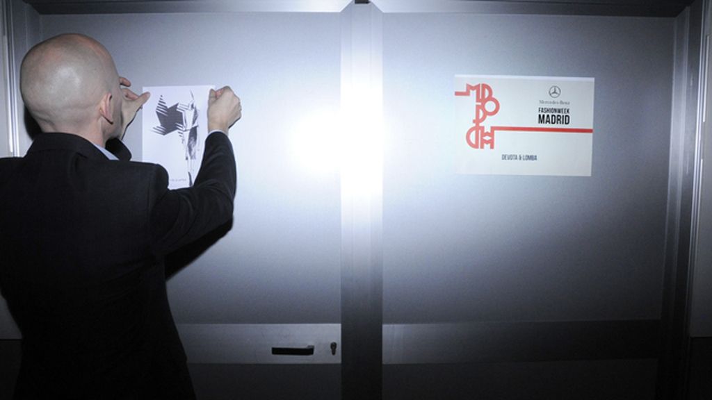 En el backstage pudimos comprobar como Modesto Lomba se ocupa de cada pequeño detalle antes de su desfile