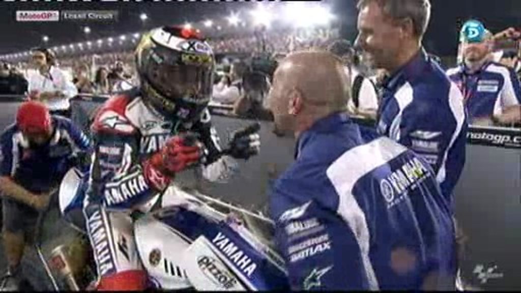 Lorenzo bromea con su equipo desde la moto