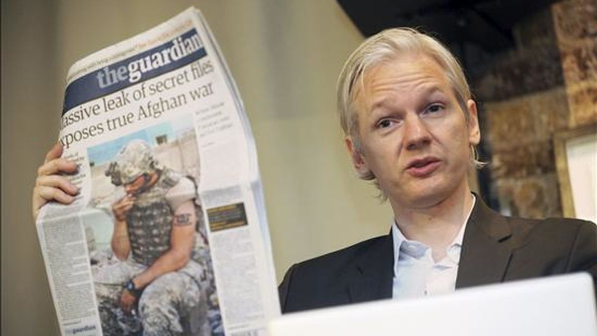 Foto de archivo del fundador del portal WikiLeaks Julian Assange mientras muestra un ejemplar del periódico británico The Guardian durante una rueda de prensa dada en Londres (Reino Unido) el 26 de julio de 2010. EFE