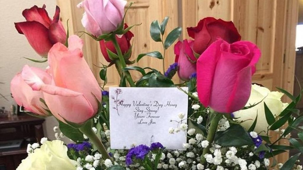 Una mujer recibió por San Valentín un ramo de flores en nombre de su difunto marido