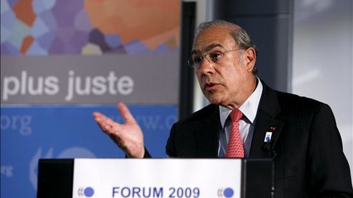 El secretario general de la Organización para la Cooperación y el Desarrollo Económico (OCDE), José Ángel Gurría, habla durante una rueda de prensa mantenida al término de la sesión inaugural del Foro Global de la OCDE en París (Francia), el 24 de junio de 2009. EFE