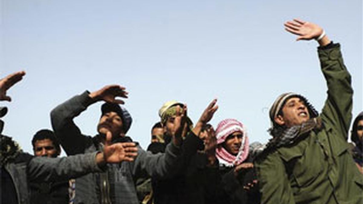 Rebeldes libios mantienen sus posiciones en la carretera que comunica Brega y Ajdabiya. Foto: EFE.