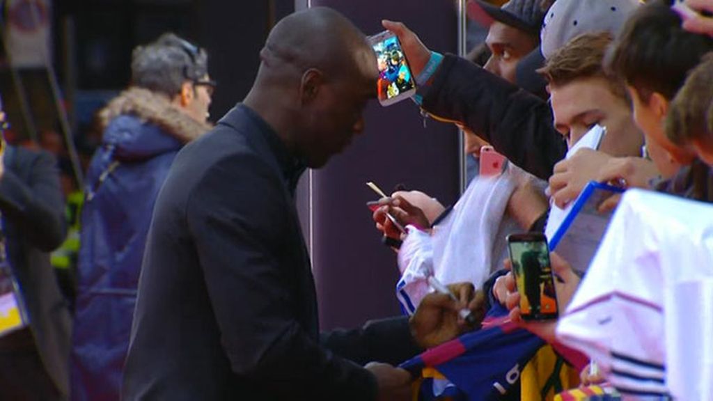 El lío de las camisetas: Eto'o firmando una del Madrid, Ramos una del Bayern…