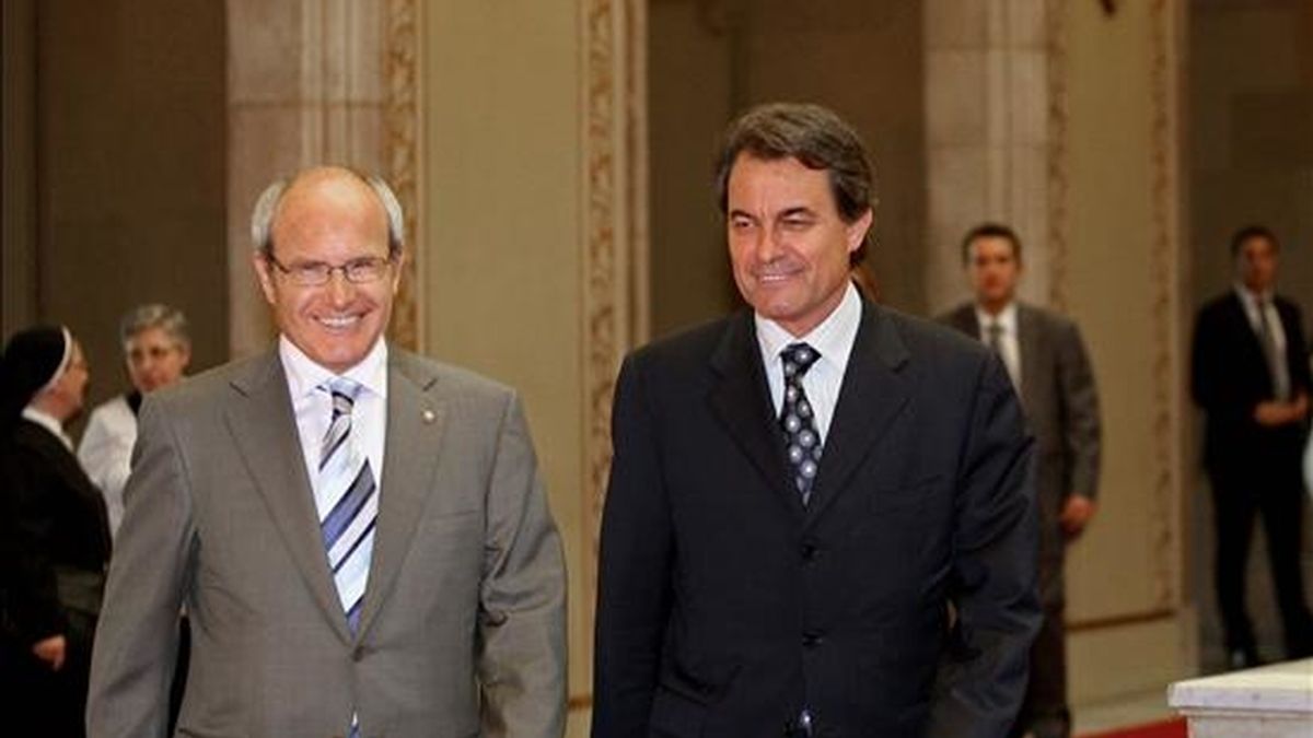 El presidente de la Generalitat, José Montilla(i) acompañado del presidente de Convergencia i Unió (CiU), Artur Mas, el pasado 30 de junio en la reunión en el Parlament. EFE/Archivo
