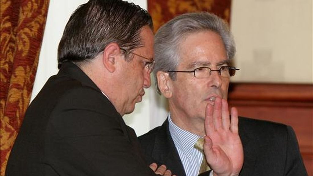 El canciller ecuatoriano, Ricardo Patiño (i), conversa con el secretario estadounidense adjunto de Estado para Asuntos del Hemisferio Occidental, Arturo Valenzuela (d), en una reunión en el Palacio de Carondelet de Quito (Ecuador), para tratar varios asuntos bilaterales. EFE/José Jácome