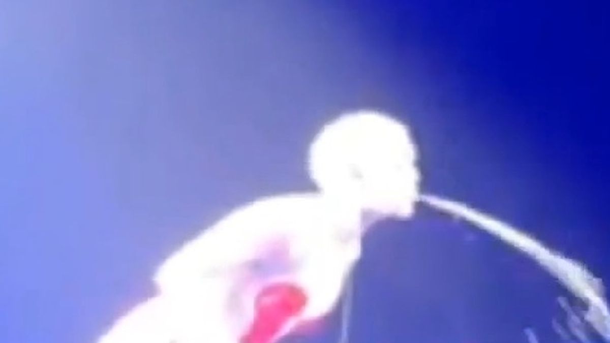Miley Cyrus escupe a sus fans en mitad de uno de sus conciertos Miley Cyrus escupe a sus fans en mitad de uno de sus conciertos